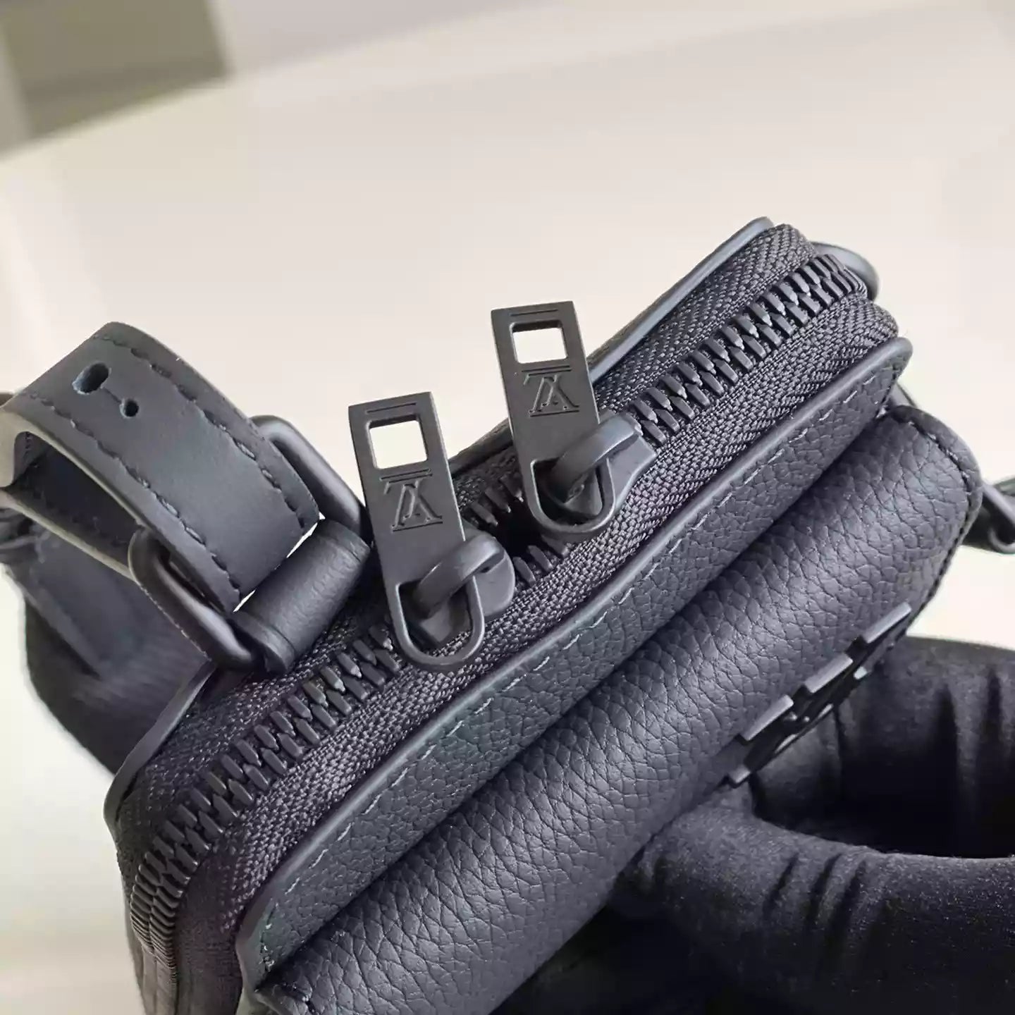 M57089 フォンポーチ ブラック グレインカーフレザー – LW259