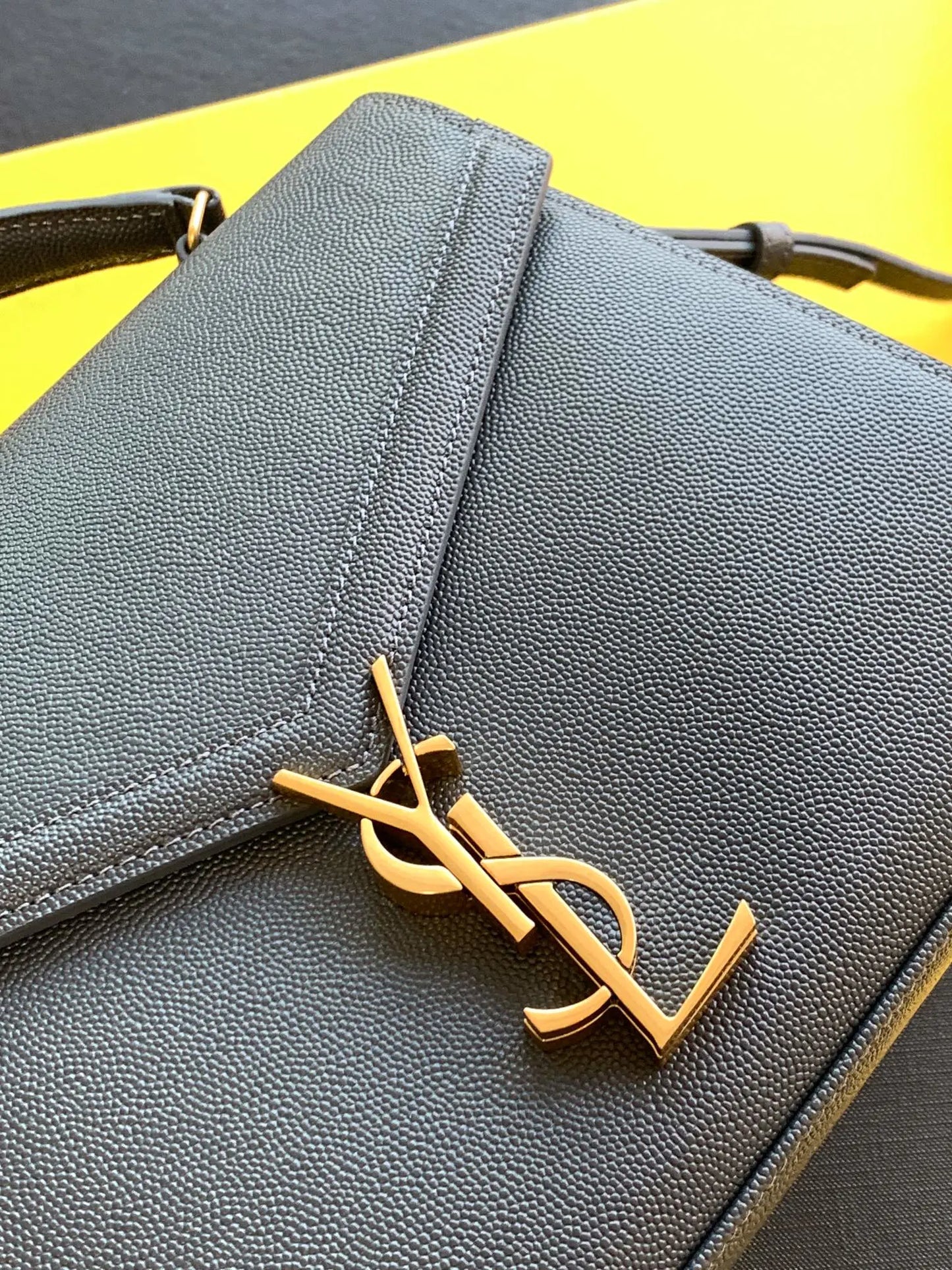 カサンドラ ミディアム トップハンドルバッグ グレイン・ド・プードル エンボスレザー