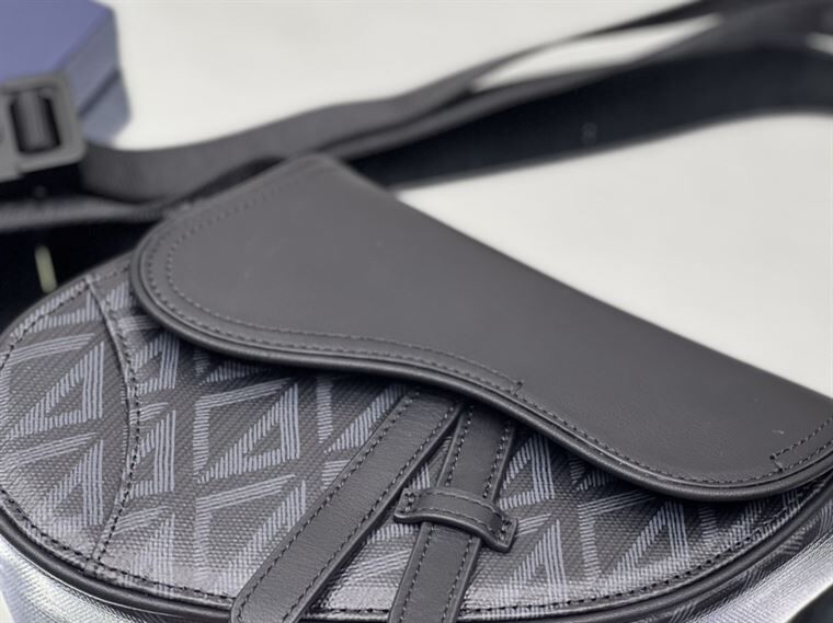 ディオール ミニ サドルバッグ ブラック CD ダイヤモンド キャンバス＆スムースカーフスキン – DIO007