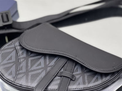 ディオール ミニ サドルバッグ ブラック CD ダイヤモンド キャンバス＆スムースカーフスキン – DIO007