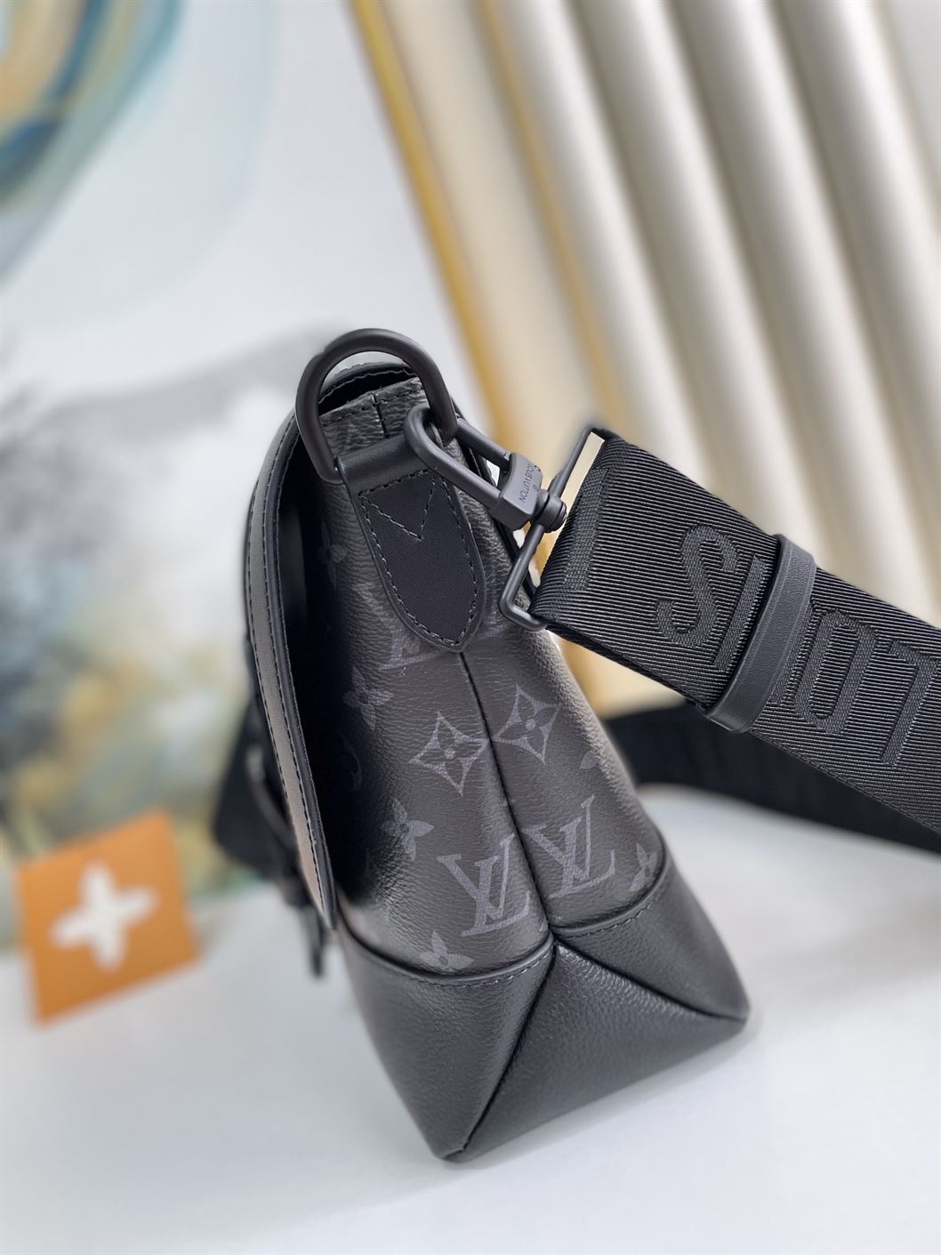 ルイ・ヴィトン ソミュール メッセンジャー モノグラム エクリプス キャンバス – LVB067