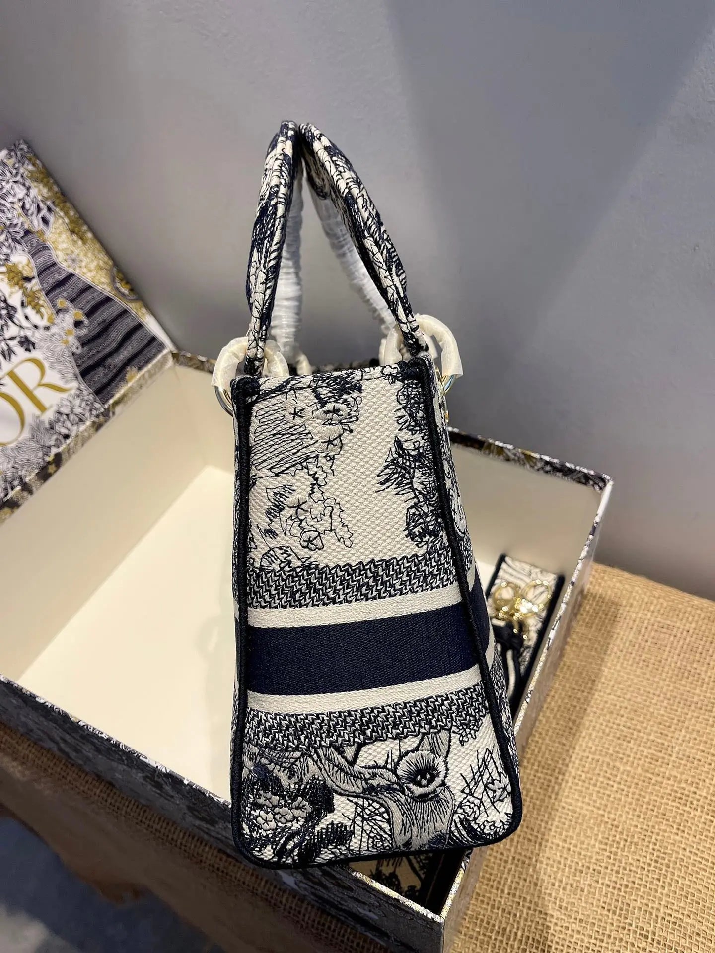 クリスチャン ディオール ミディアム レディ D ライト バッグ