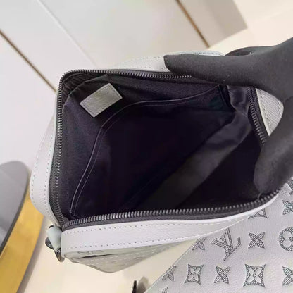 トリオ メッセンジャーバッグ グレー モノグラム シャドウレザー M46603 – LW267