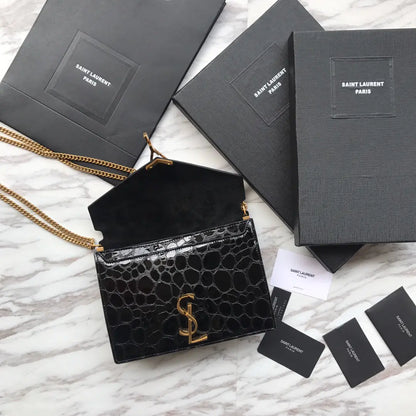 カサンドラ モノグラム クラスプバッグ（クロコダイルエンボス加工シャイニーレザー製）