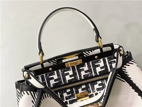 フェンディ ピーカブー アイコニック ミディアムバッグ