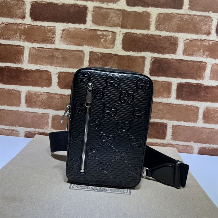 グッチ GGエンボス加工 スリングバックパック ブラックレザー – BG018