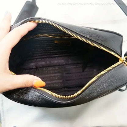 PRADA【国内発/関税込】ロゴプレート ブラックショルダーバッグ