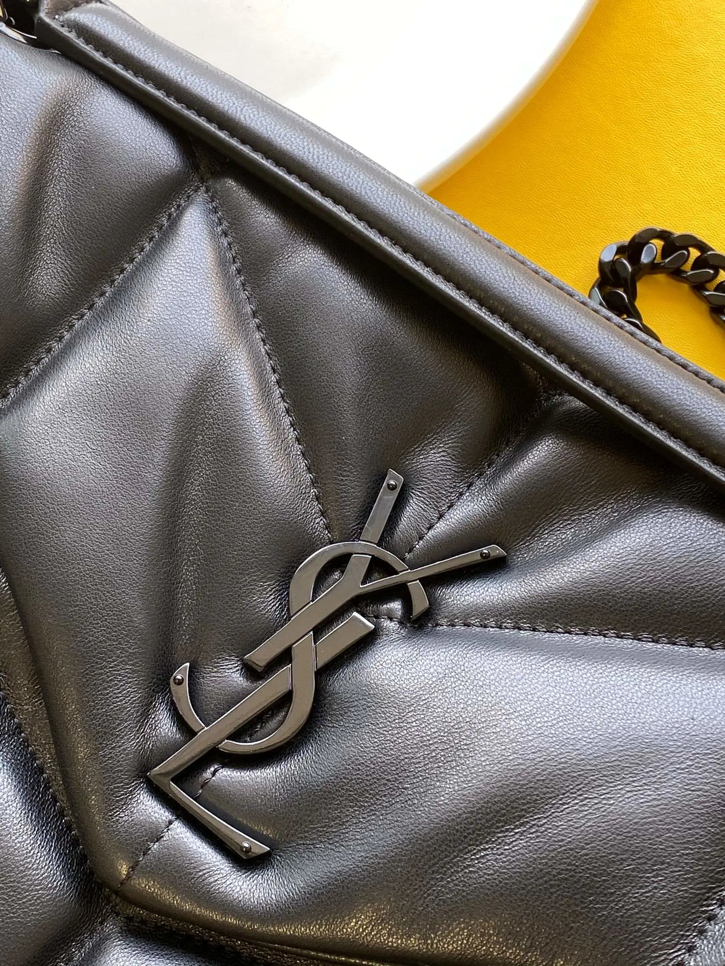 デニムとスムースレザーのパファーミディアムチェーンバッグ