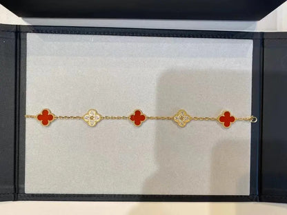 四つ葉のクローバーとカーネリアンのブレスレット