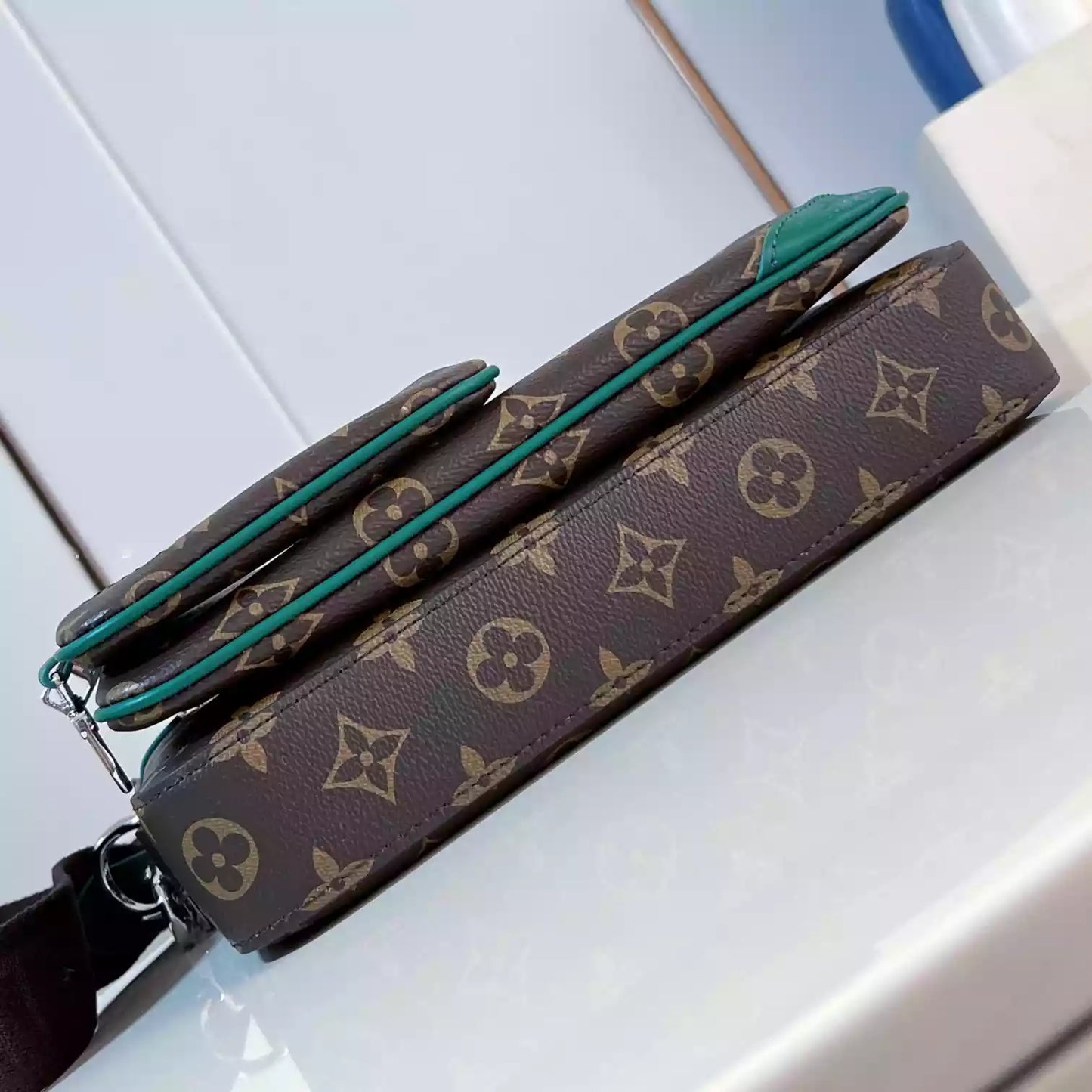 トリオ メッセンジャーバッグ ボルネオグリーン モノグラム マカッサル M12766 – LW294