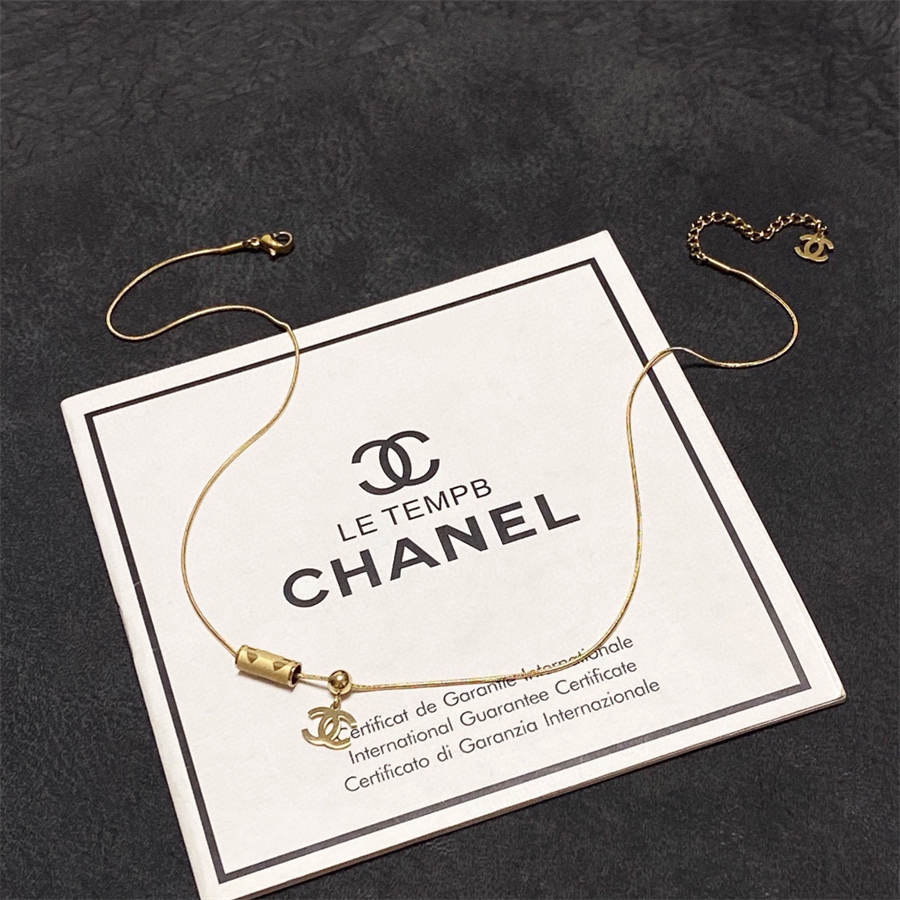 シャネルのダブルCレター細ネックレス