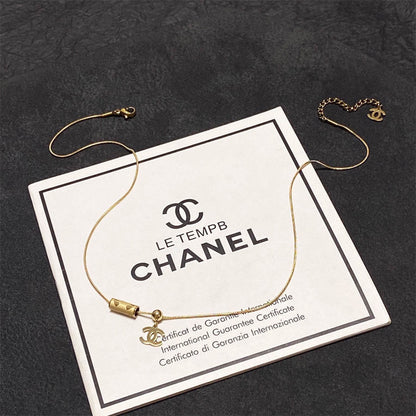 シャネルのダブルCレター細ネックレス