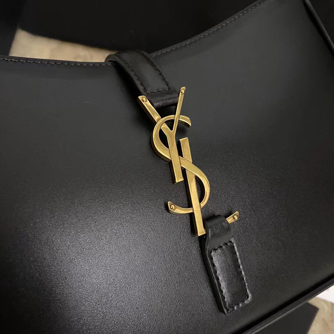 LE 5 7 マットパイソン製ホーボーバッグ