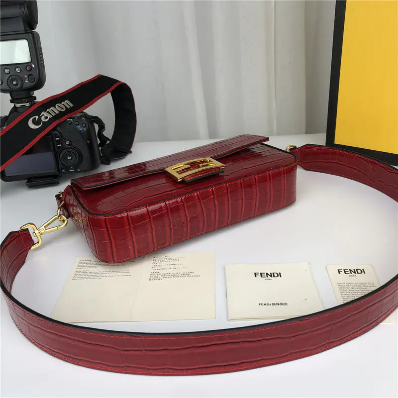 フェンディ クロコダイル バゲット レッド