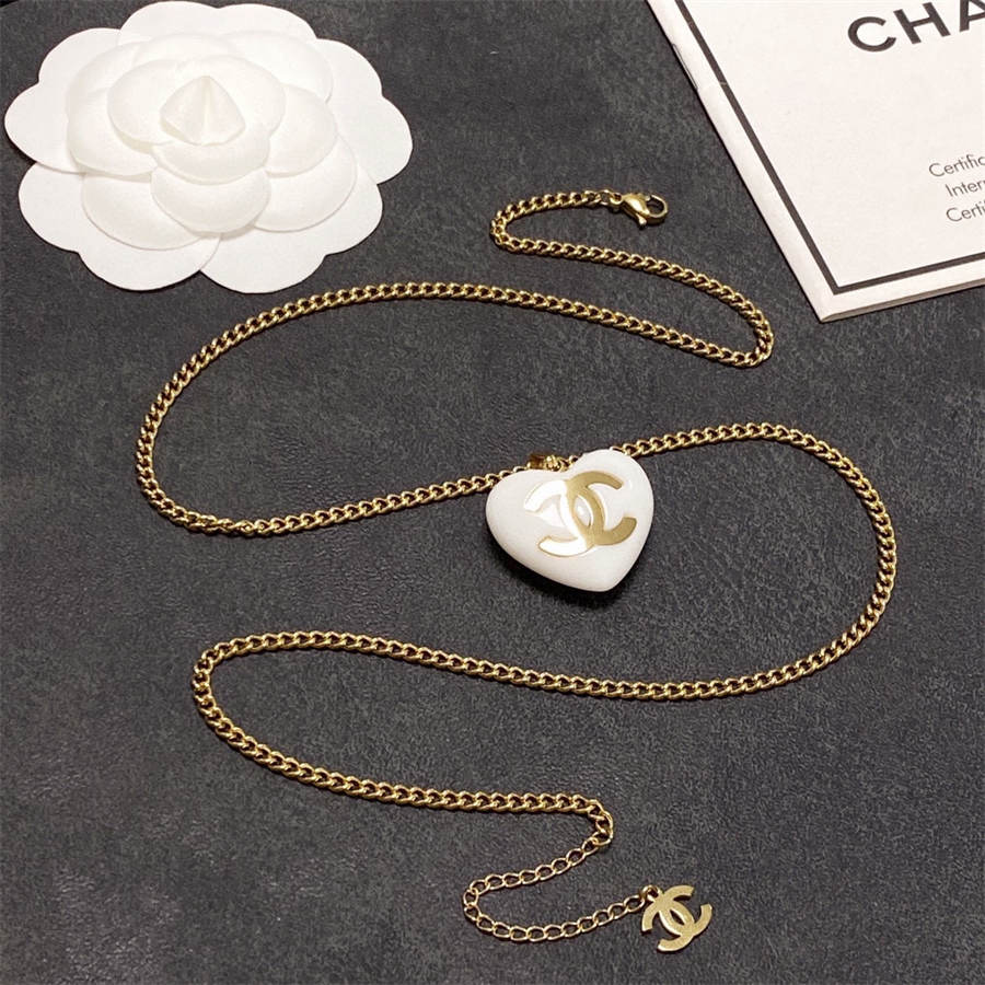 シャネルのダブルCレターラブセーターチェーンネックレス
