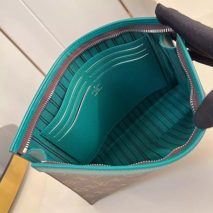 ポシェット ボヤージュ MM ボルネオグリーン M12816 – LW401