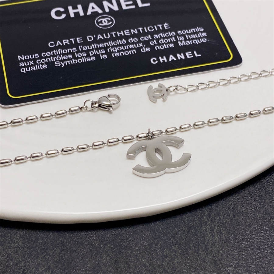 シャネルのシルバーペンダントネックレス