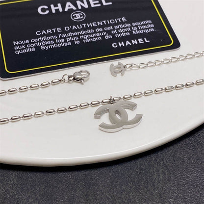 シャネルのシルバーペンダントネックレス