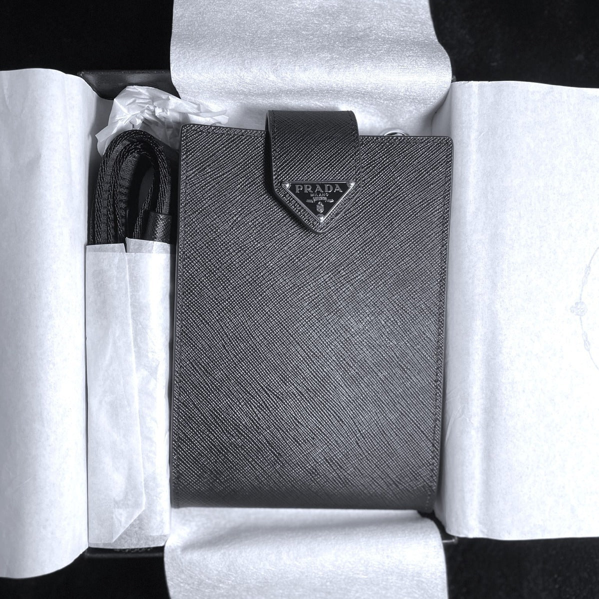 【プラダ】レザー スマホ ケース