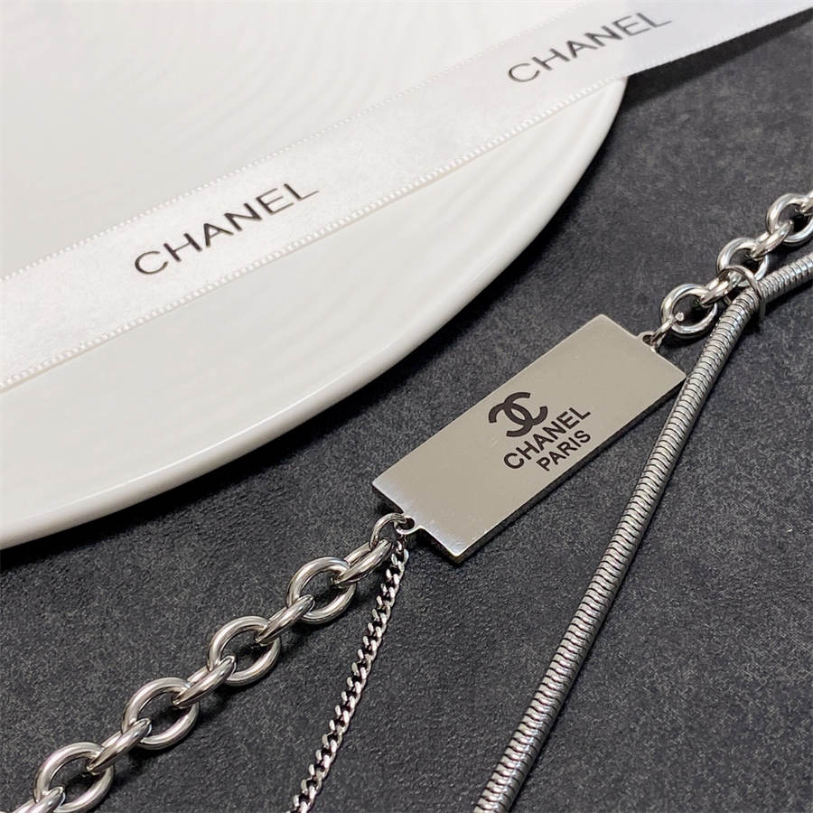 シャネルの文字が入ったダブルCのチェーンペンダントの太いネックレス