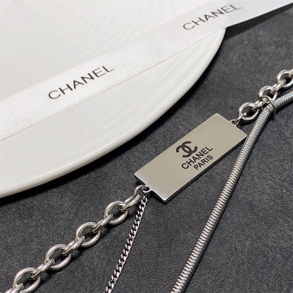 シャネルの文字が入ったダブルCのチェーンペンダントの太いネックレス