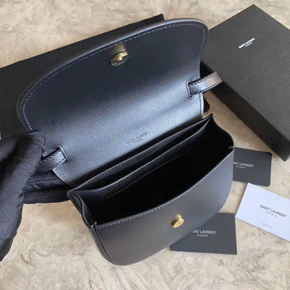 スムースレザーのKAIAスモールサッチェル