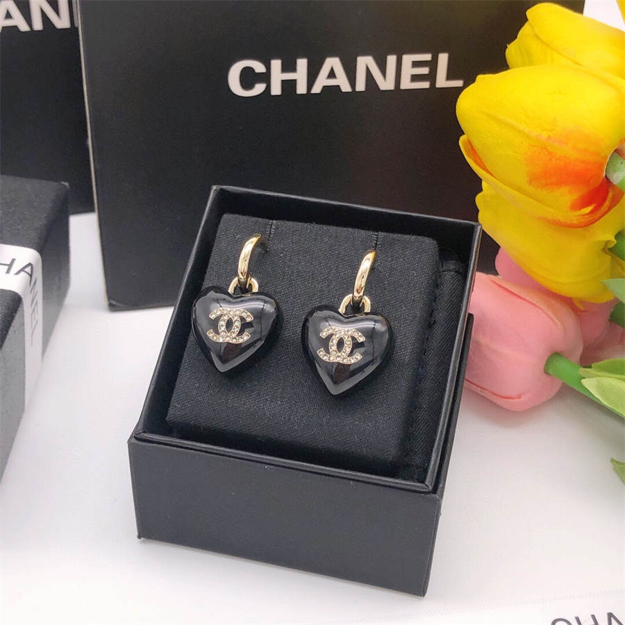 シャネルのハート型イヤリング
