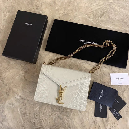 カサンドラ モノグラム クラスプバッグ（クロコダイルエンボス加工シャイニーレザー製）