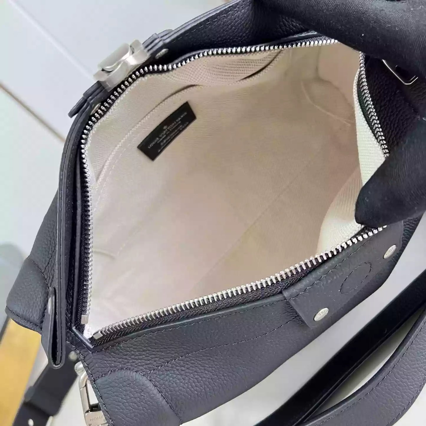 ソウルトランク イーストウエスト ブラック LV コロラドカーフスキン M11615 – LW431