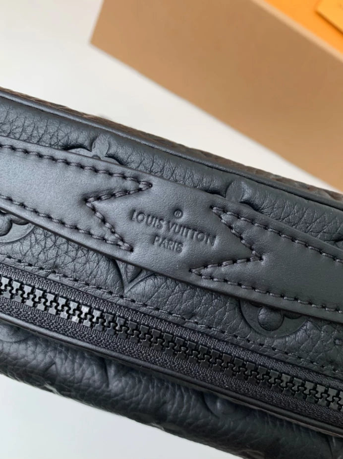 Sロック メッセンジャーバッグ ブラック モノグラムエンボス加工 トリヨンレザー M58489 – LW230