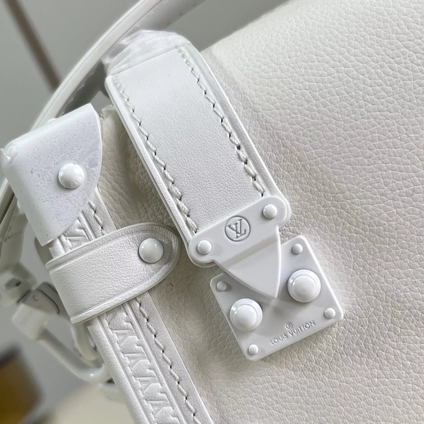 サイドトランクPMバッグ オプティカルホワイト カウハイドレザー M24304 – LW425