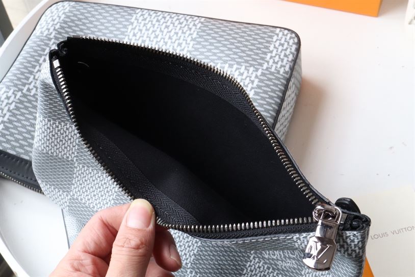 ルイ・ヴィトン トリオ メッセンジャーバッグ – LVB026