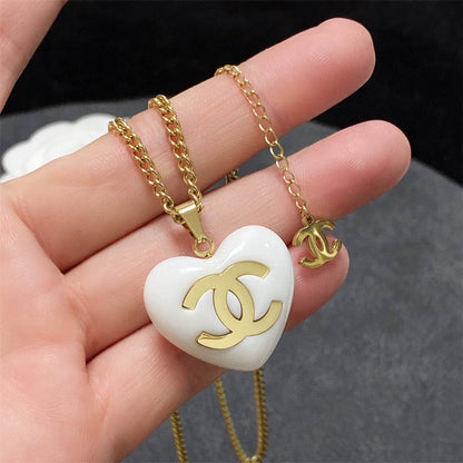 シャネルのダブルCレターラブセーターチェーンネックレス