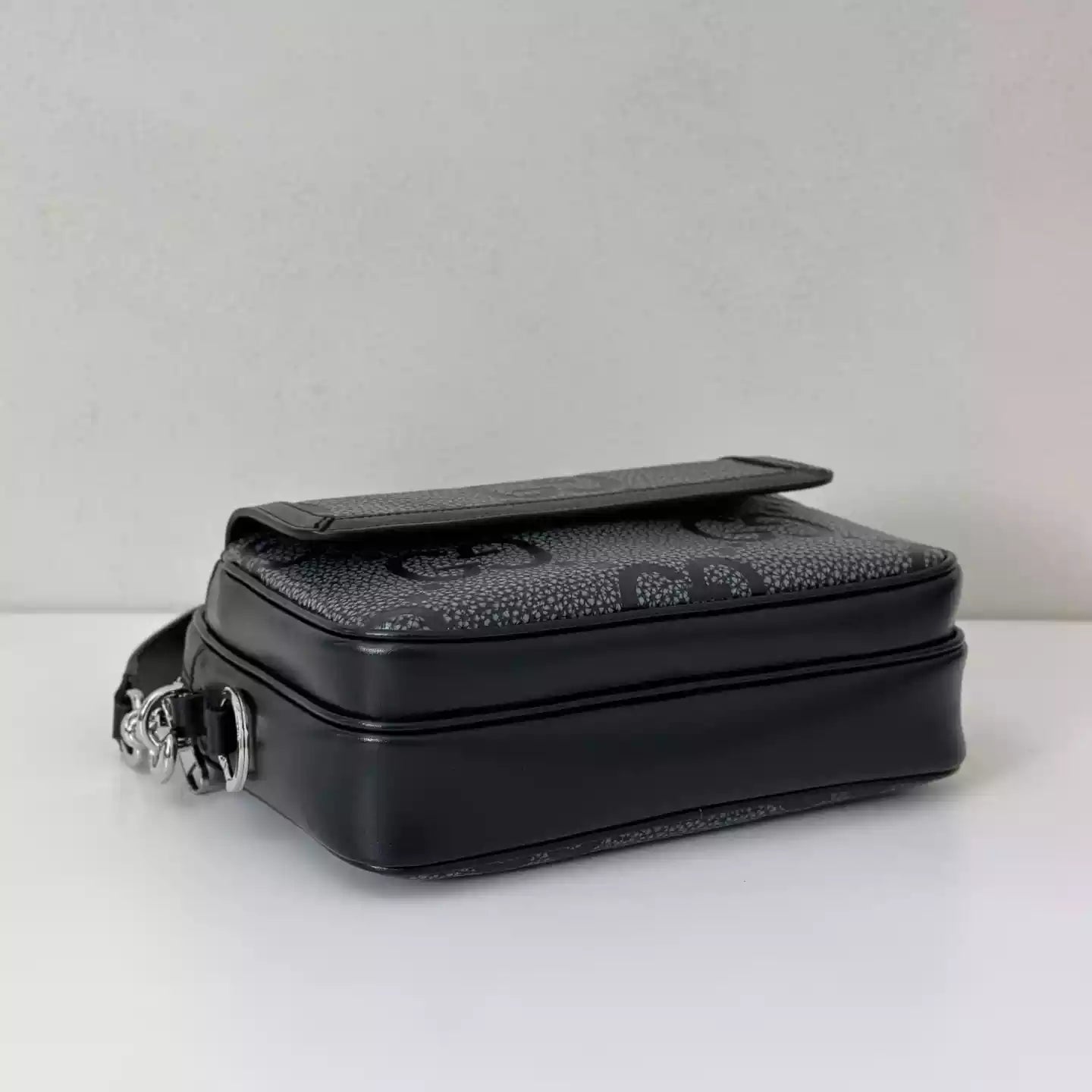 GGジャンボ スモール クロスボディバッグ（グレー＆ブラック GGレザー） – BG077