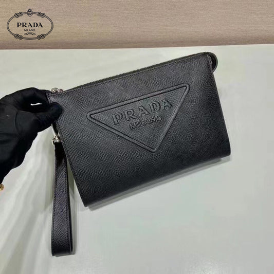 【PRADA 公式 旗艦店】プラダ クラッチバッグ 当日出荷 好評に付き再入荷！ 黒 28*18*1CM