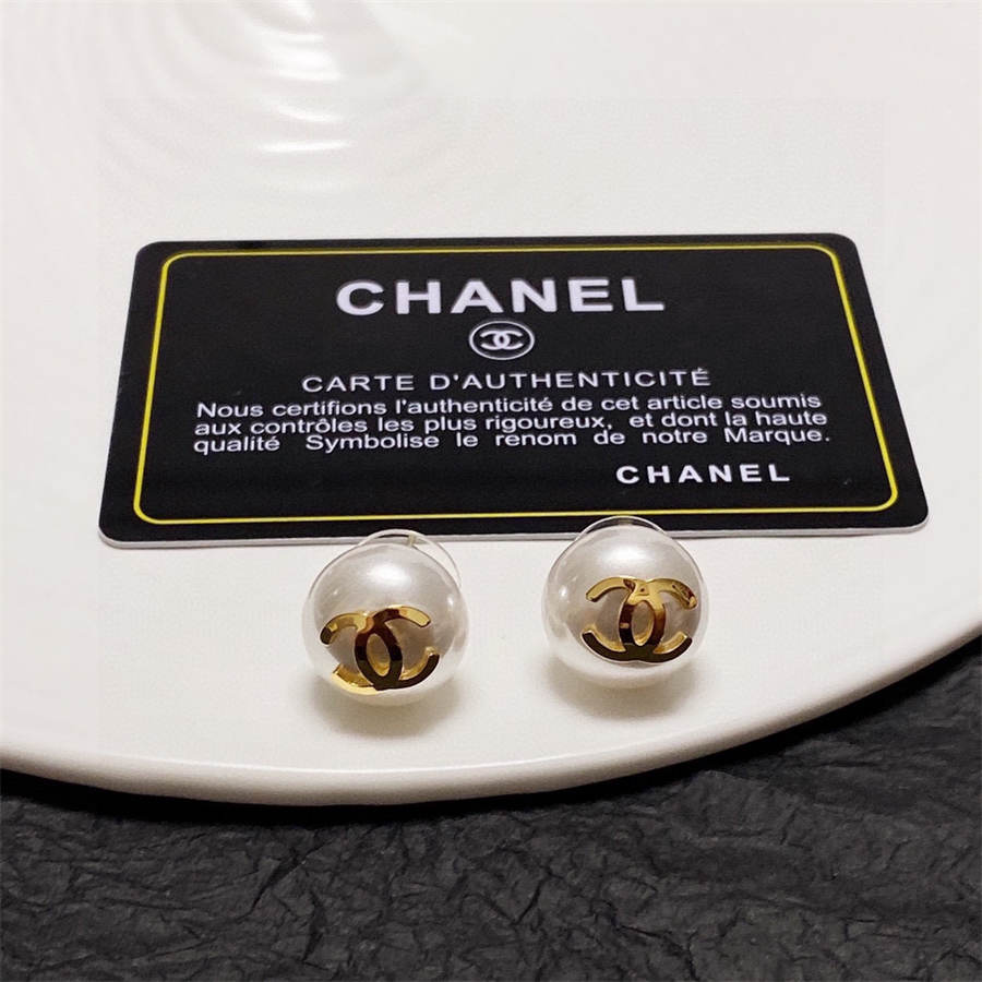 シャネルのパールイヤリング