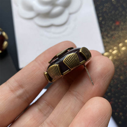 シャネルのレッドオニキスレターイヤリング