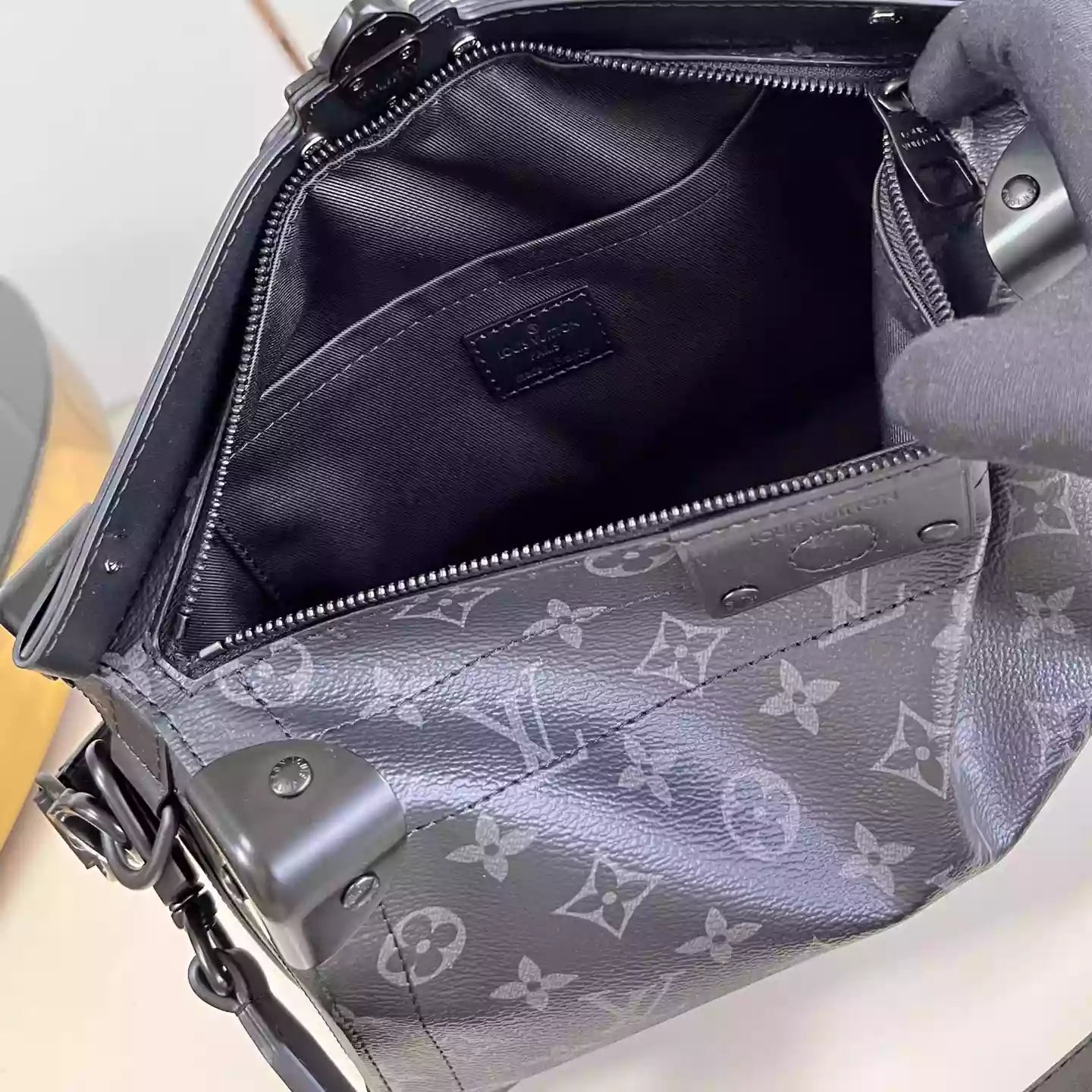 ソウルトランク イーストウエスト ブラック モノグラム エクリプス キャンバス M11744 – LW441