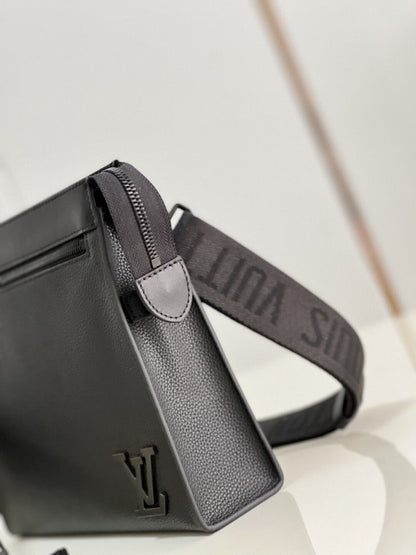 ルイ・ヴィトン メッセンジャー ヴォヤージュ ブラック エアログラム カウハイドレザー – LVB003