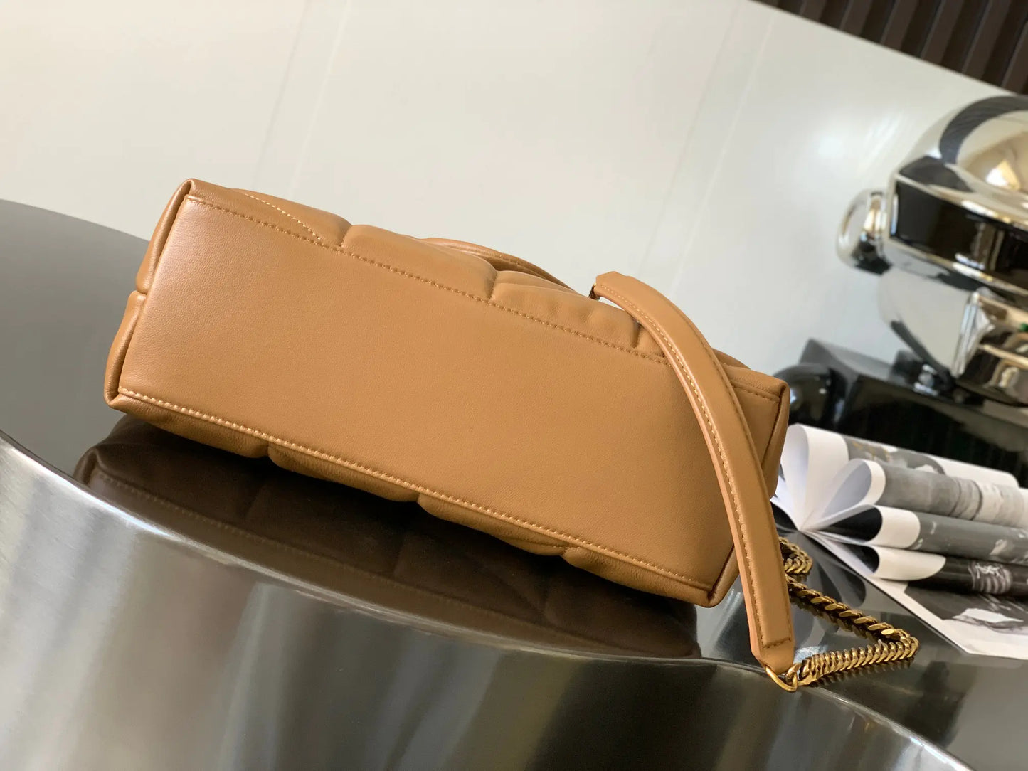 ベルベットとスムースレザーのパファー スモールチェーンバッグ