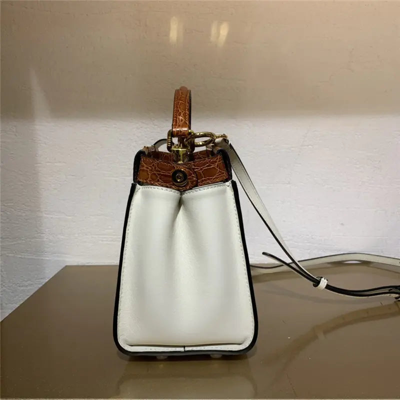 フェンディ ピーカブー ミニ レザー トートバッグ