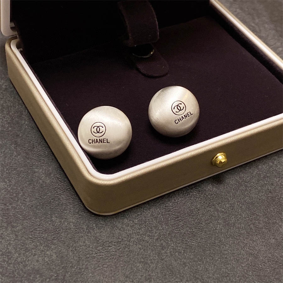 シャネルのブラッシュドシルバーイヤリング