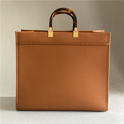 フェンディのレザーショッピングバッグ