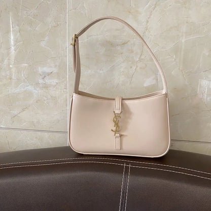 LE 5 7 クロコダイル型押しシャイニーレザー製ホーボーバッグ