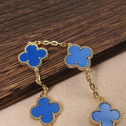 ヴァン クリーフ＆アーペルの四つ葉のクローバーとブルーカルセドニーのブレスレット