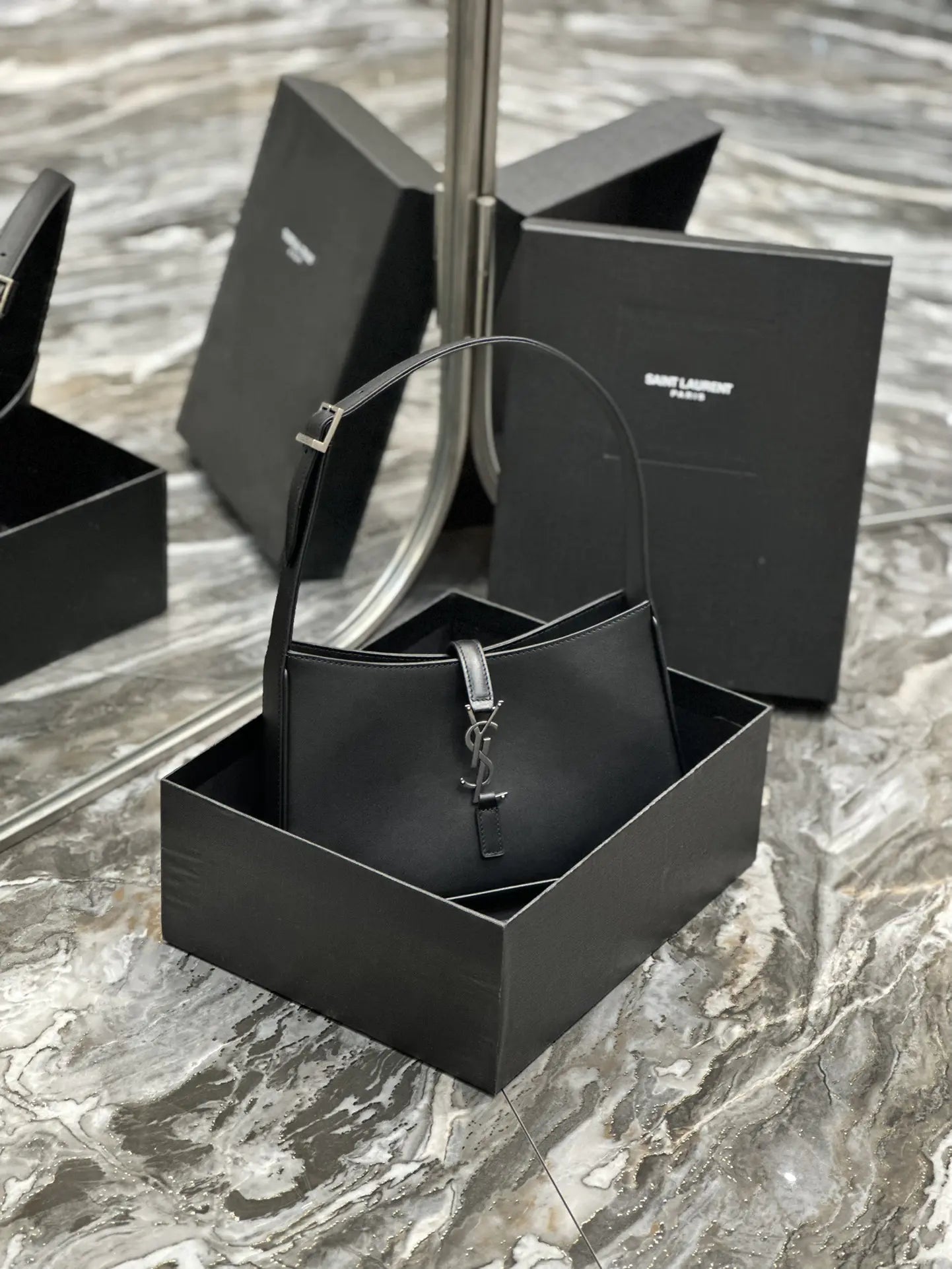 LE 5 7 シルクサテン ホーボーバッグ