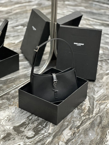 LE 5 7 シルクサテン ホーボーバッグ