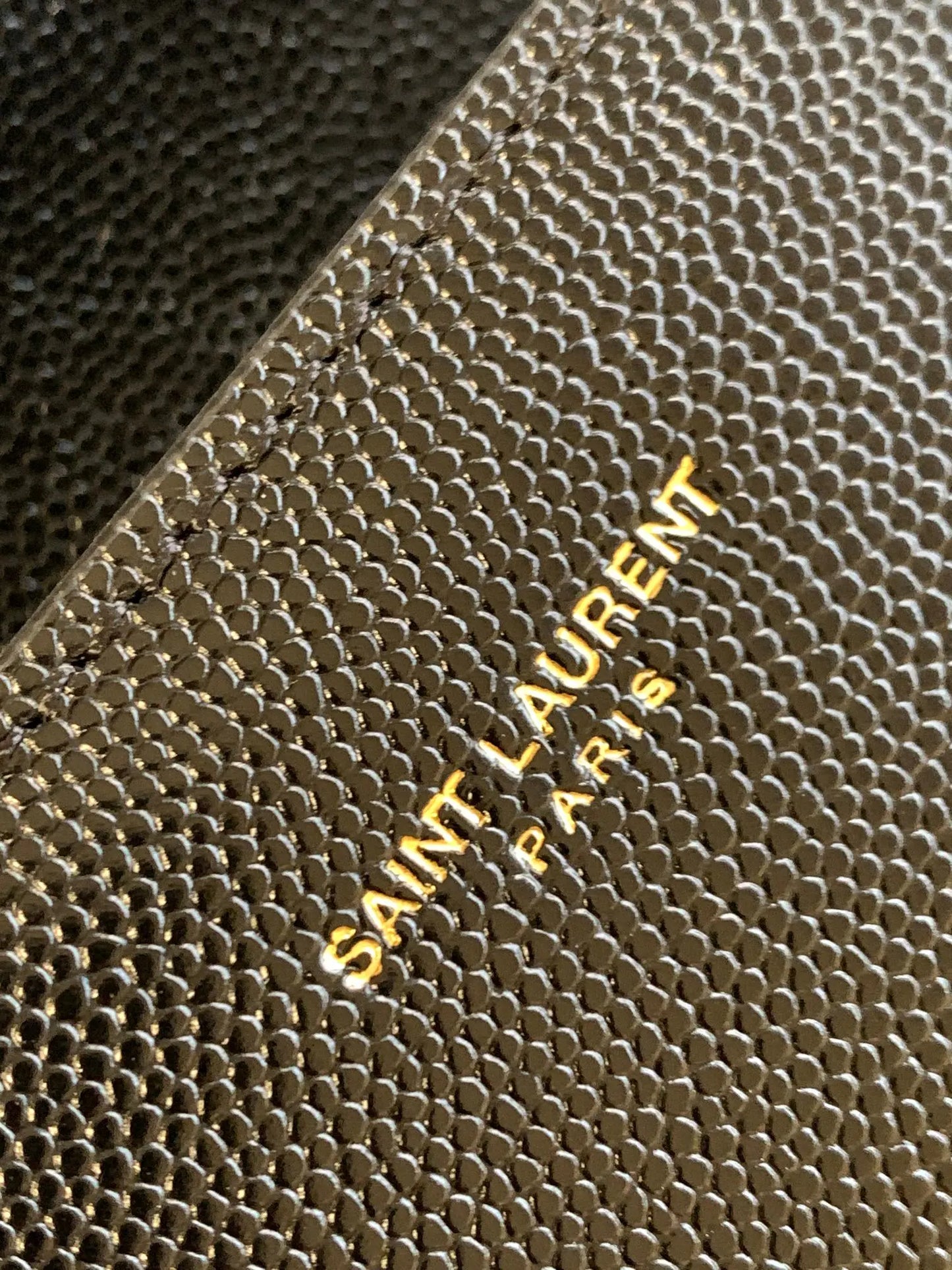 カサンドラ ミディアム トップハンドルバッグ グレイン・ド・プードル エンボスレザー