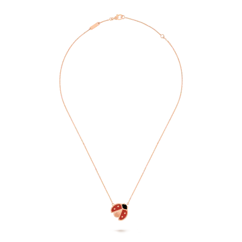 ヴァン クリーフ＆アーペルの新作「ラッキー スプリング」ペンダント、てんとう虫が羽を広げている