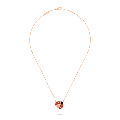 ヴァン クリーフ＆アーペルの新作「ラッキー スプリング」ペンダント、てんとう虫が羽を広げている